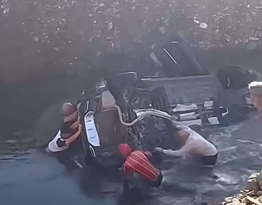 Otomobil Peri Çayı’na Uçtu: 1’i Ağır 2 Yaralı