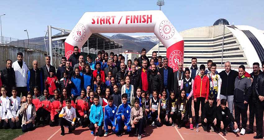 ATLETİZM YARIŞMALARI YAPILDI