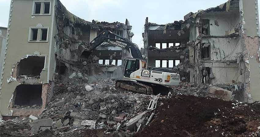 BAYINDIRLIK LOJMANLARININ YIKIMINA BAŞLANDI