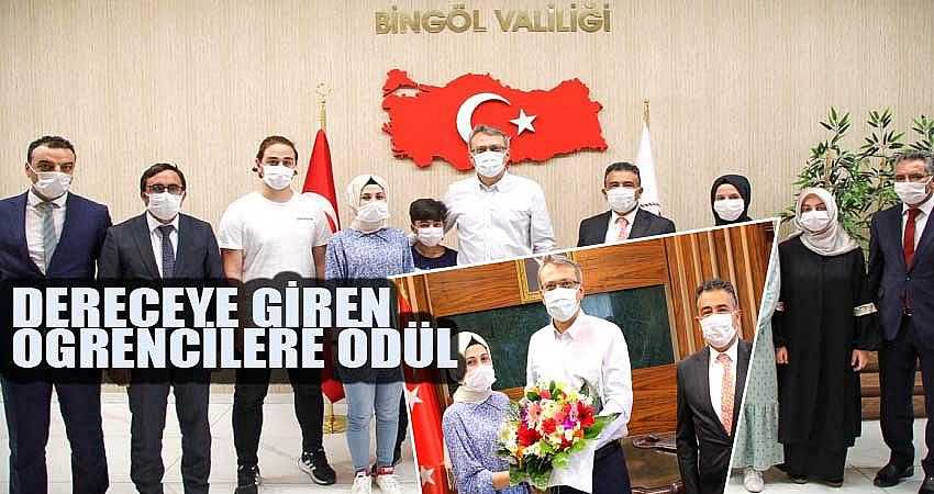 DERECEYE GİREN ÖĞRENCİLERİ ÖDÜLLENDİRDİ