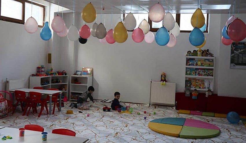 DEPREMZEDE ÇOCUKLAR İÇİN ANASINIFI AÇILDI