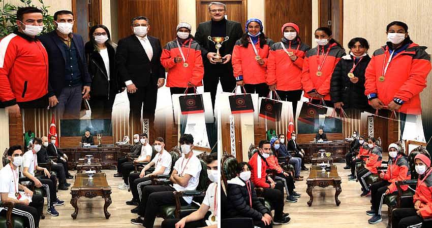 VALİ EKİNCİ, ŞAMPİYON ÖĞRENCİLERİ AĞIRLADI